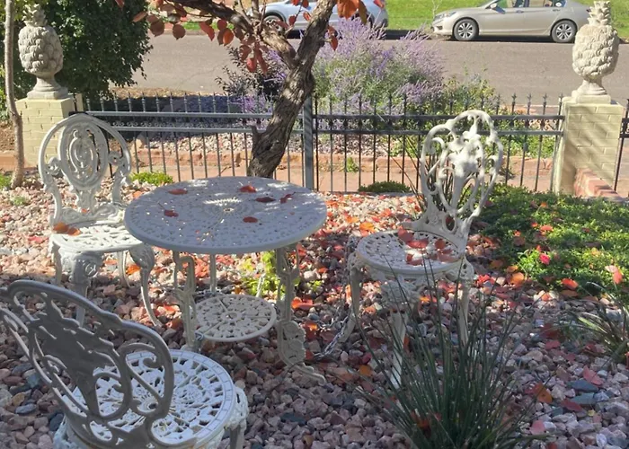 Pineapple House, Cozy Garden Apartment, City Center! Marble-Tiled Bathroom! Free Parking!
