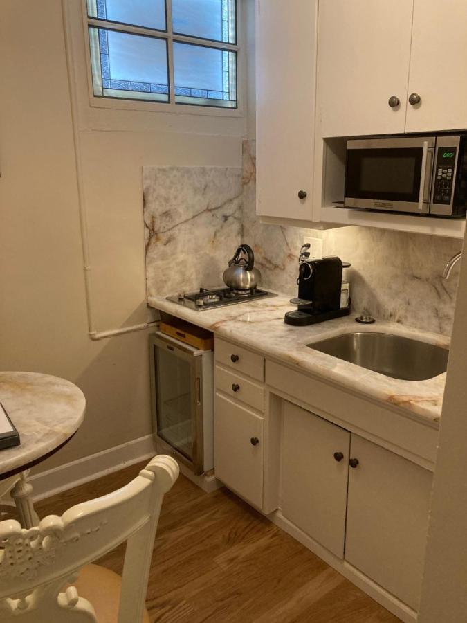 Pineapple House, Cozy Garden Apartment, Center! Marble-tiled Bathroom! Free Parking! * DEN
